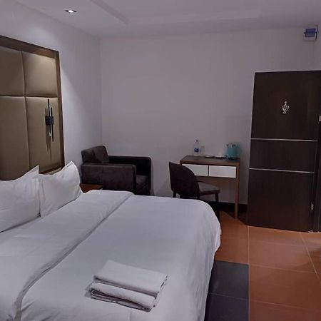 Hotel 35 Embassy Lagos Bagian luar foto