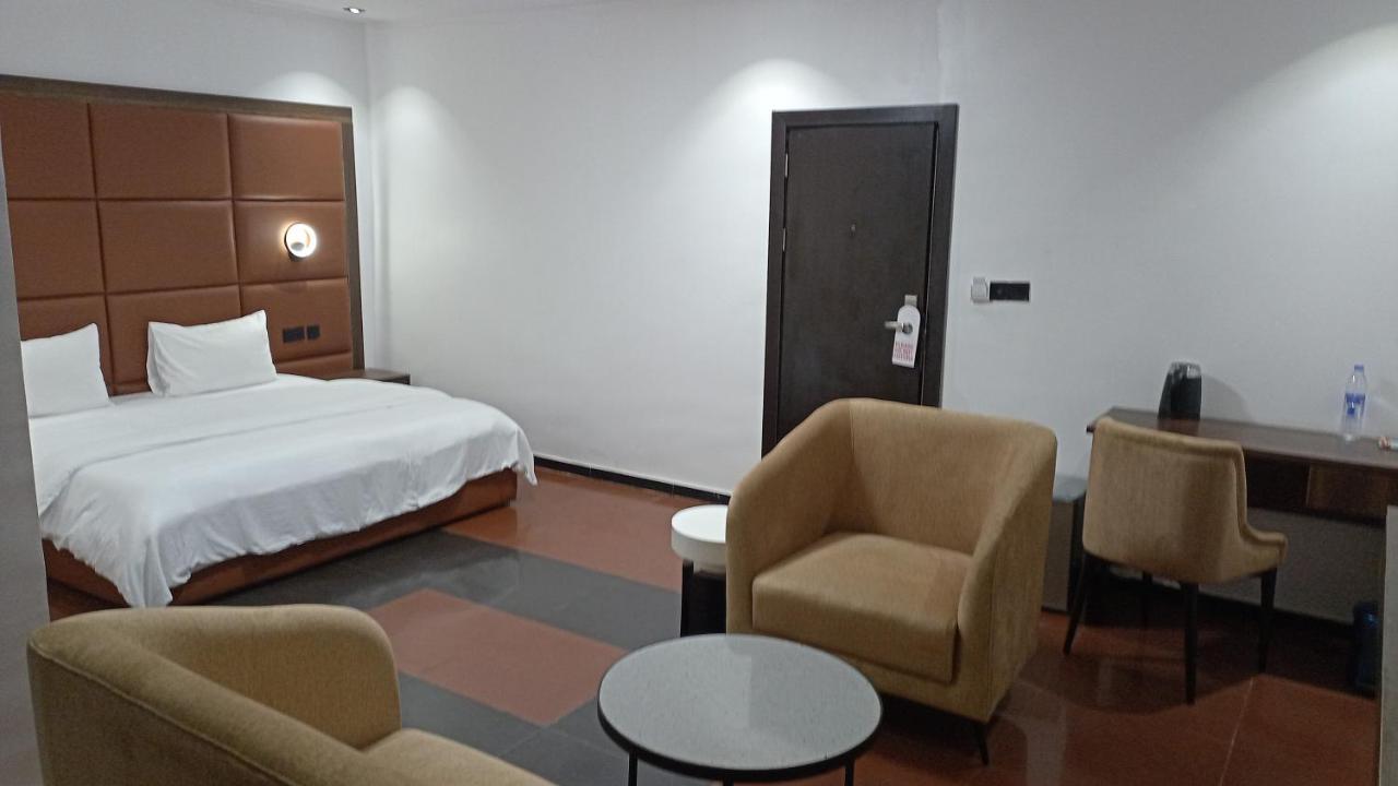 Hotel 35 Embassy Lagos Bagian luar foto