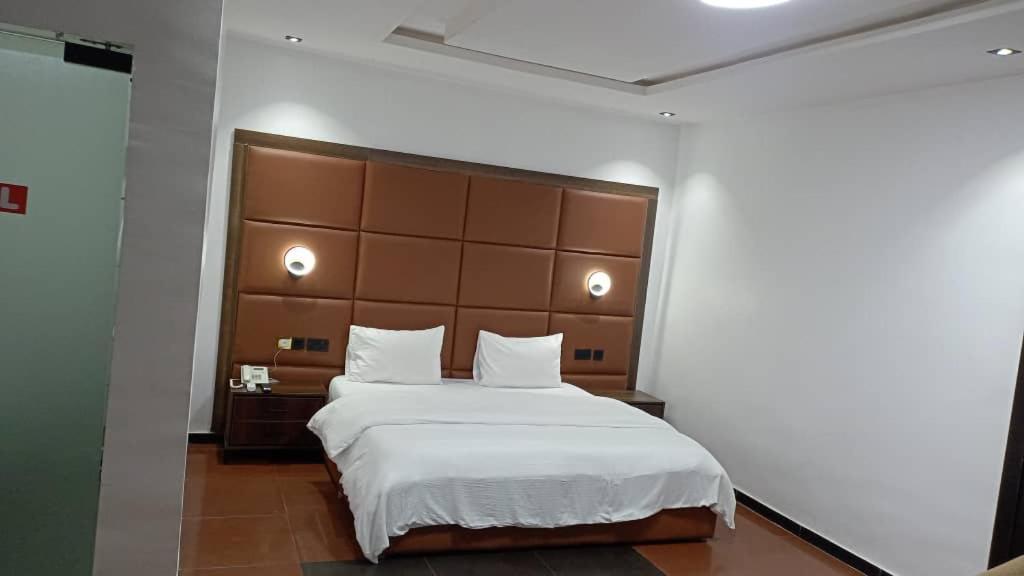 Hotel 35 Embassy Lagos Bagian luar foto