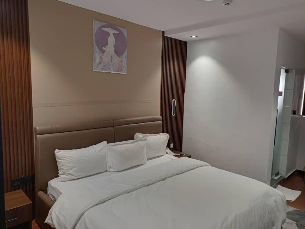 Hotel 35 Embassy Lagos Bagian luar foto