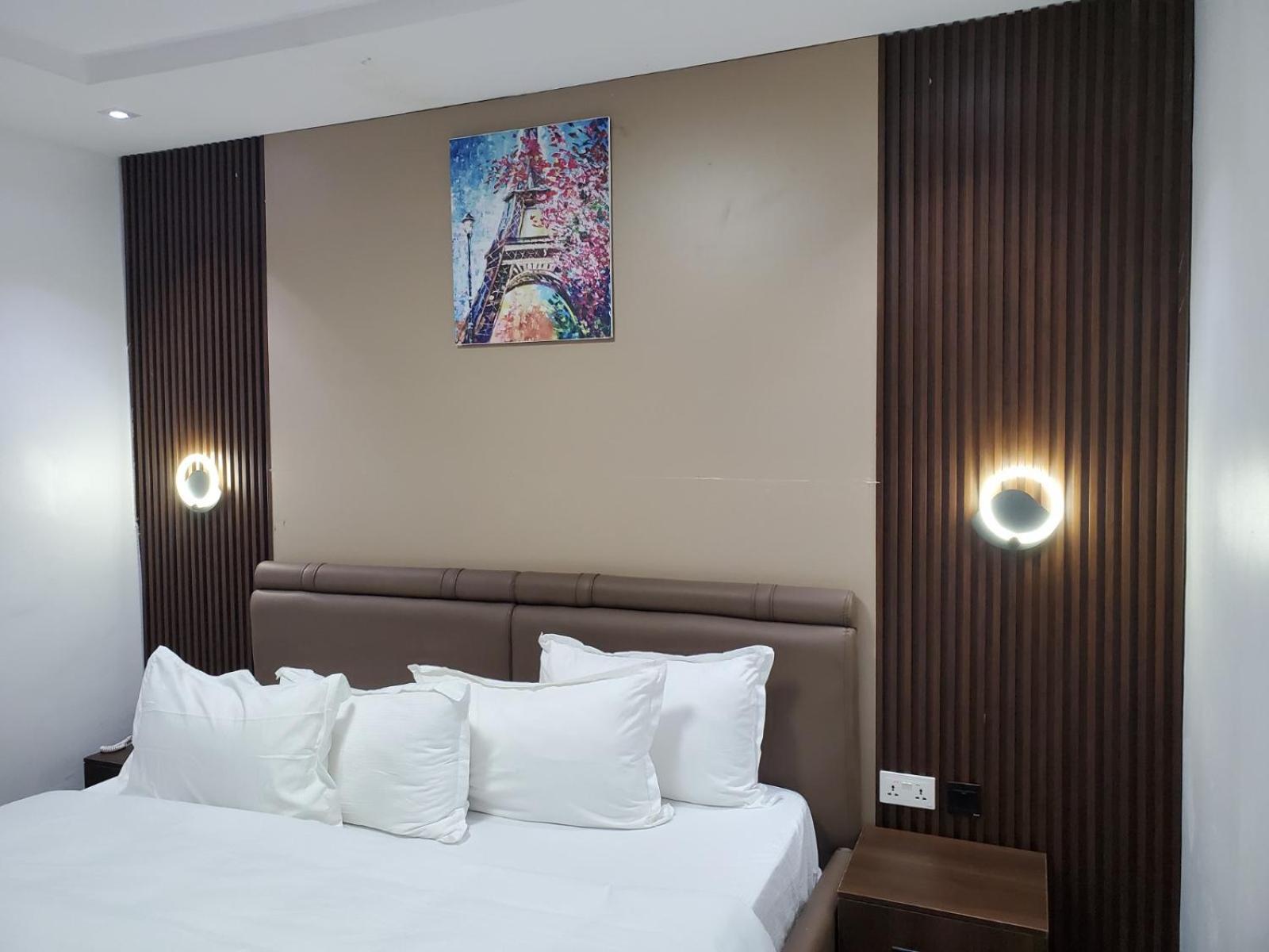 Hotel 35 Embassy Lagos Bagian luar foto