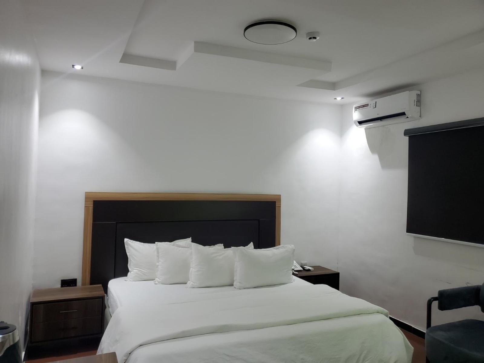 Hotel 35 Embassy Lagos Bagian luar foto