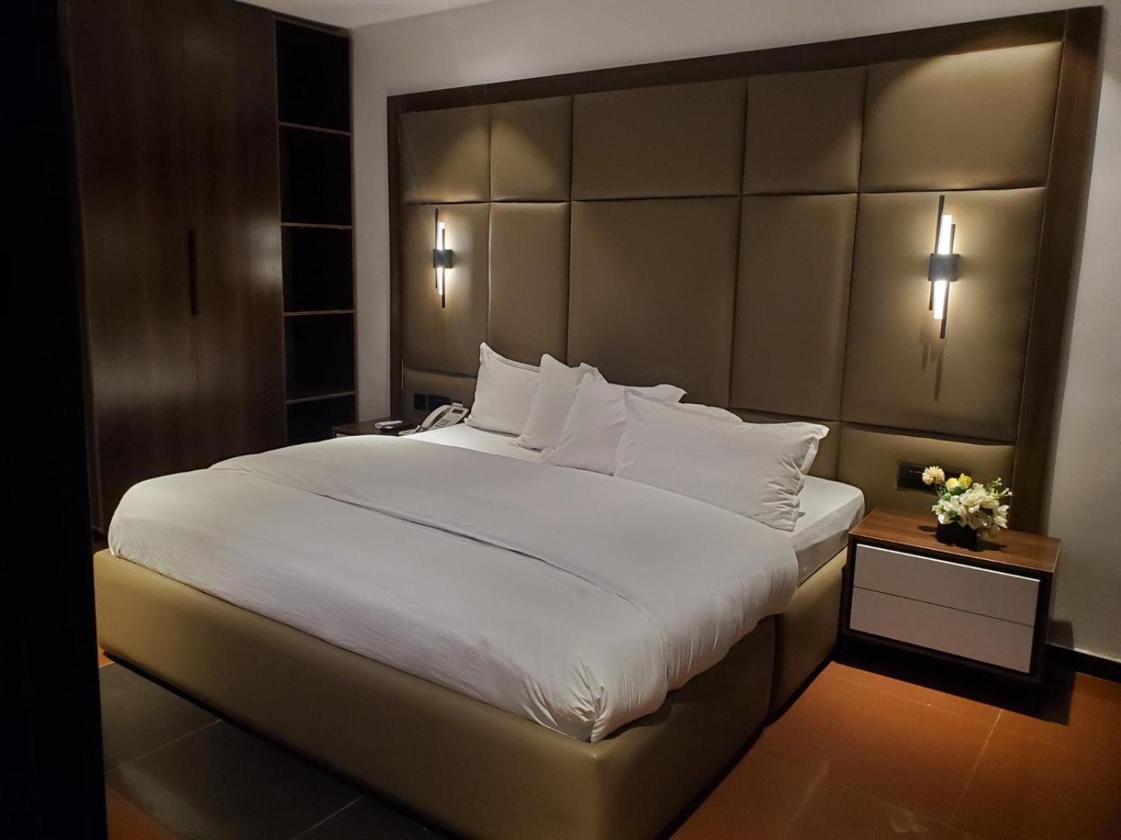 Hotel 35 Embassy Lagos Bagian luar foto