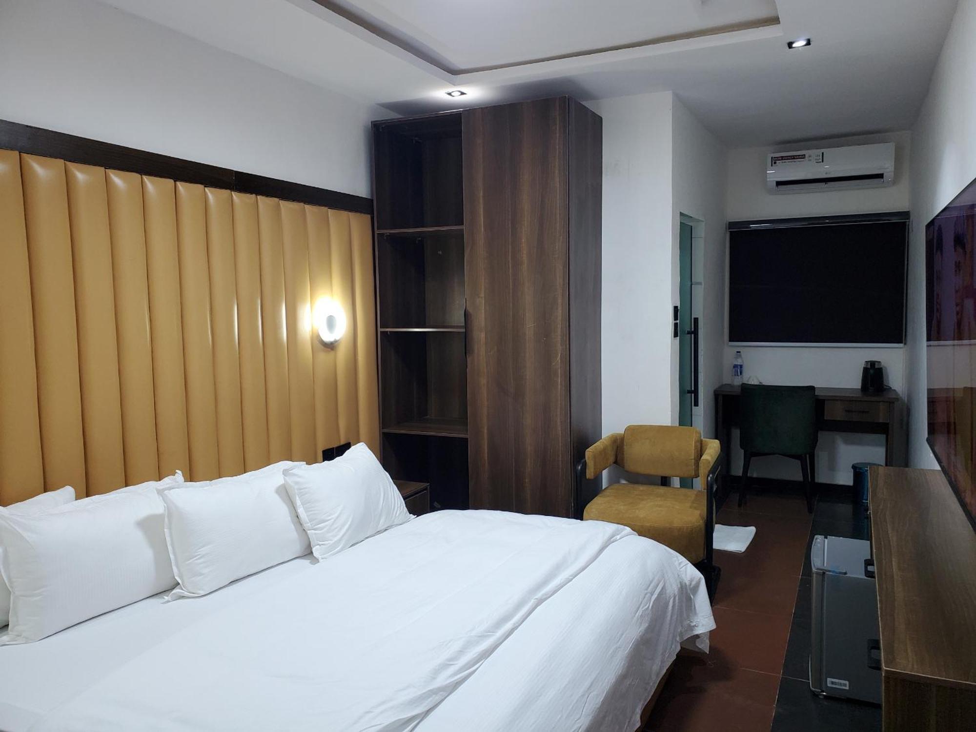 Hotel 35 Embassy Lagos Bagian luar foto