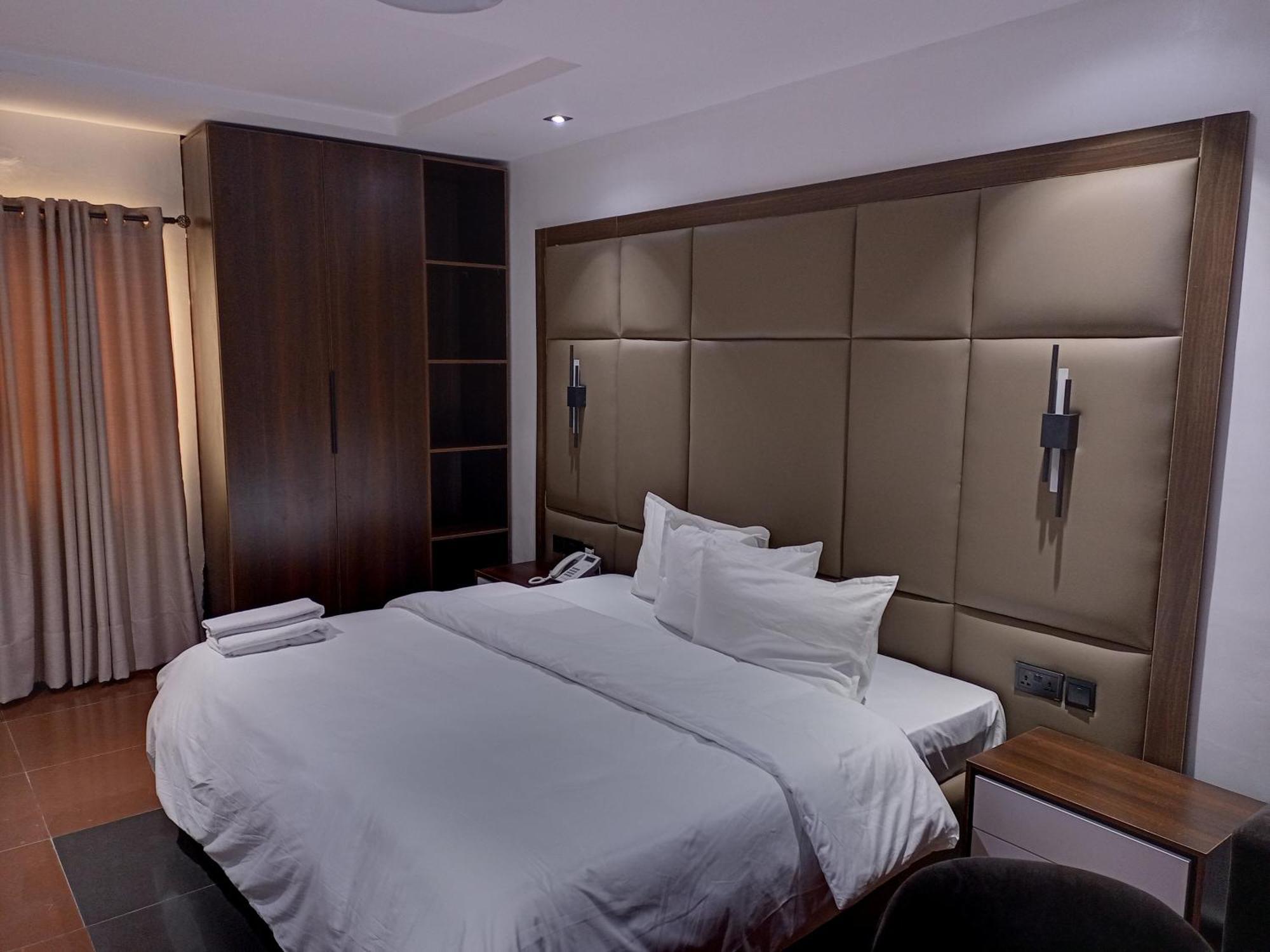 Hotel 35 Embassy Lagos Bagian luar foto