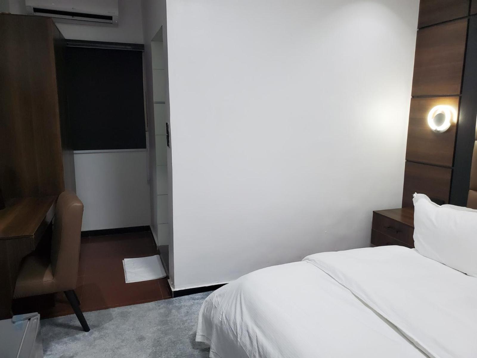 Hotel 35 Embassy Lagos Bagian luar foto